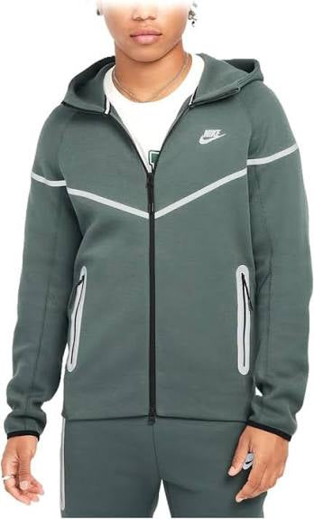Nike
TECH WINDRUNNER FLEECE FULL-ZIP JACKET
Men – Vintage Green/Bemis Silver