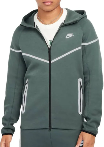 Nike
TECH WINDRUNNER FLEECE FULL-ZIP JACKET
Men – Vintage Green/Bemis Silver